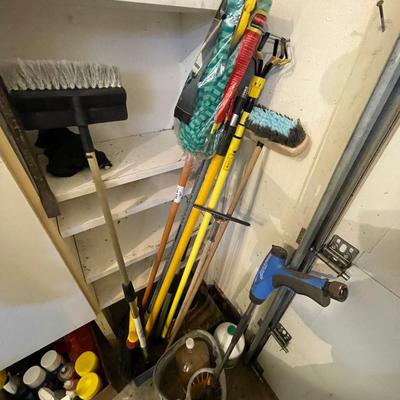 Mops/Brushes/squeegee/mop bucket/sprayer