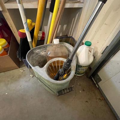 Mops/Brushes/squeegee/mop bucket/sprayer