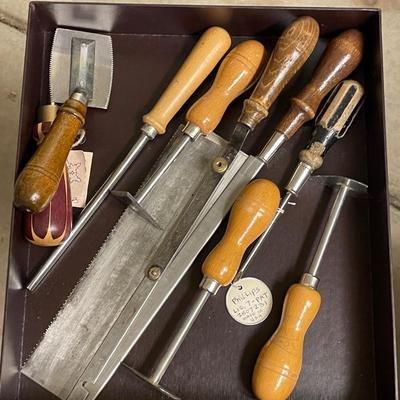 Tray of 9 Vintage wood working tools & saws