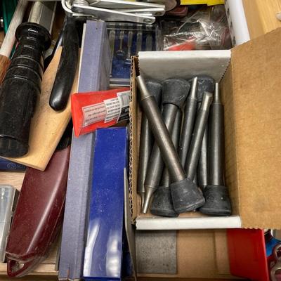 Box of misc./Old Knives/bowls/screwdrivers