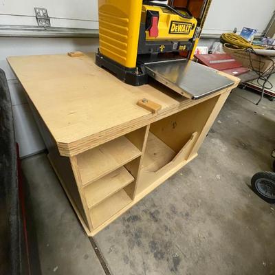 DeWalt DW733 Electric Wood Planer & Wood Bench