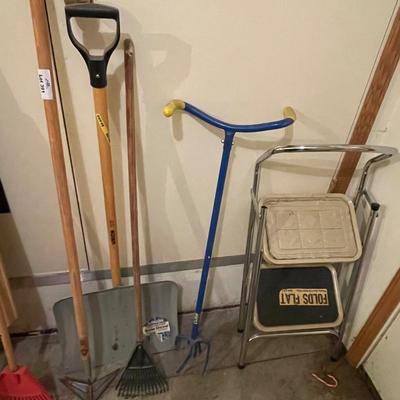 7 Garden Tools - Hoes/Shovel/Rakes/Lawn Claw & Step Stool