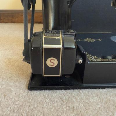 LOT 25B: Singer Portable Electric Sewing Machine 221-1 w/ Accessories