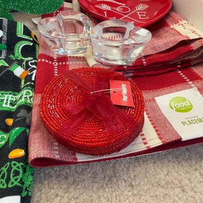 LOT 33B: St. Valentine’s & St. Patrick’s Day Home Decor