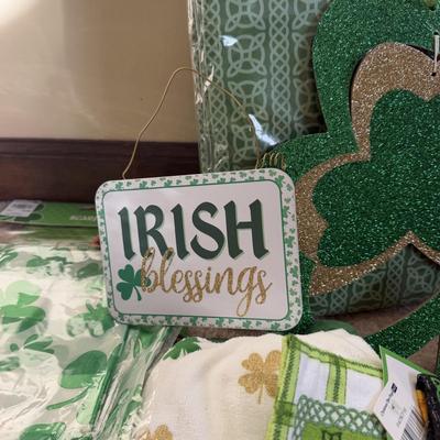 LOT 33B: St. Valentine’s & St. Patrick’s Day Home Decor
