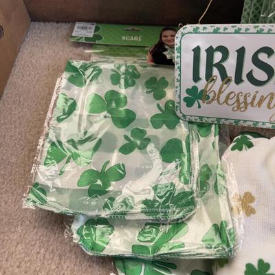 LOT 33B: St. Valentine’s & St. Patrick’s Day Home Decor