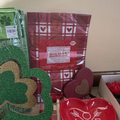 LOT 33B: St. Valentine’s & St. Patrick’s Day Home Decor