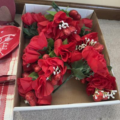 LOT 33B: St. Valentine’s & St. Patrick’s Day Home Decor