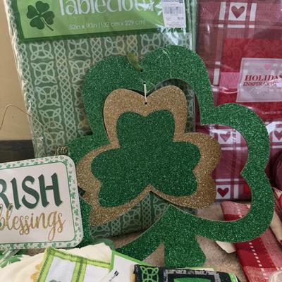 LOT 33B: St. Valentine’s & St. Patrick’s Day Home Decor