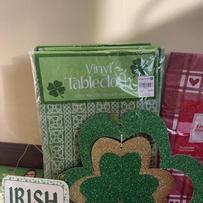 LOT 33B: St. Valentine’s & St. Patrick’s Day Home Decor