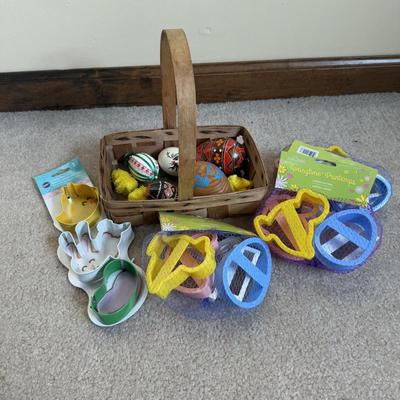 LOT 34B: Collection of Easter / Spring Home Decor