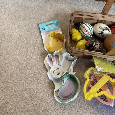 LOT 34B: Collection of Easter / Spring Home Decor