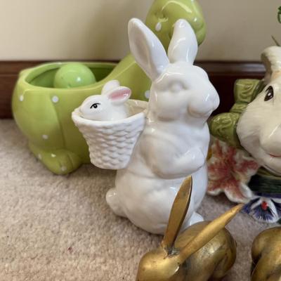 LOT 34B: Collection of Easter / Spring Home Decor