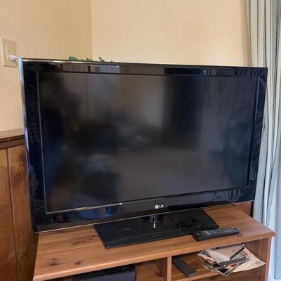 LOT 35B: 42" LG Television Model 42LD520-UA