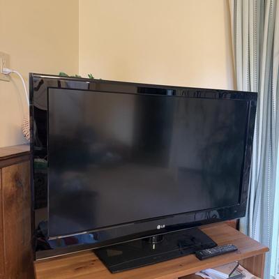 LOT 35B: 42" LG Television Model 42LD520-UA