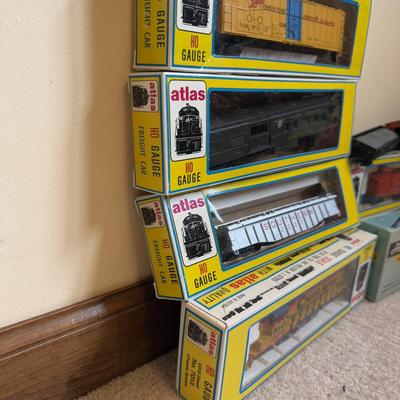 LOT 36B: Atlas HO Train Cars in Boxes, Throttlepack Model 501 Transformer w/ Box & More