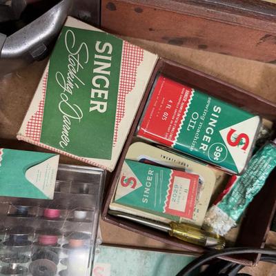 LOT 40B: Vintage Singer 206 Sewing Machine in Folding Trapezoid Cabinet / Sewing Table w/ Matching Storage Bench