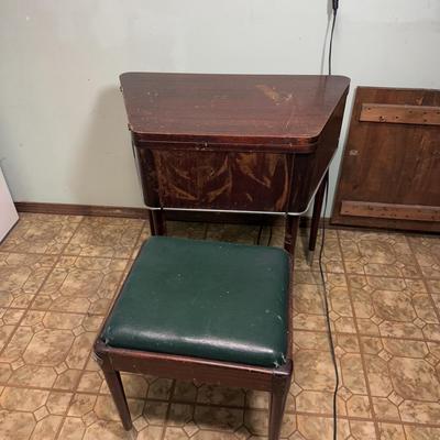 LOT 40B: Vintage Singer 206 Sewing Machine in Folding Trapezoid Cabinet / Sewing Table w/ Matching Storage Bench