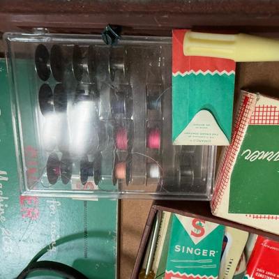 LOT 40B: Vintage Singer 206 Sewing Machine in Folding Trapezoid Cabinet / Sewing Table w/ Matching Storage Bench