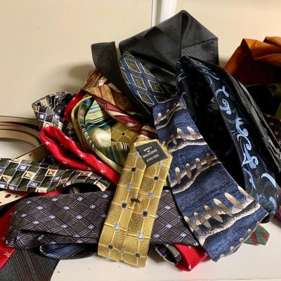 LOT 41 M: Closet Clear Out! Men & Women's Clothes, Dresses, Suits, Shoes, Scarves, Gloves, & More