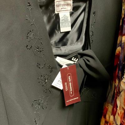 LOT 41 M: Closet Clear Out! Men & Women's Clothes, Dresses, Suits, Shoes, Scarves, Gloves, & More