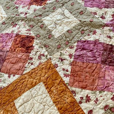 LOT 49 M: Beautiful Decorative Quilt Collection