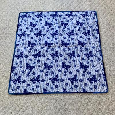 LOT 49 M: Beautiful Decorative Quilt Collection