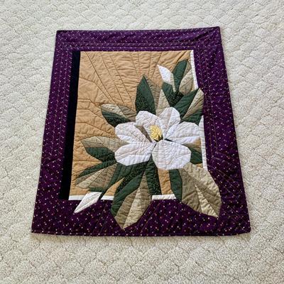 LOT 49 M: Beautiful Decorative Quilt Collection