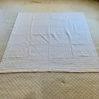 LOT 50 M: Beautiful Decorative Quilt Collection