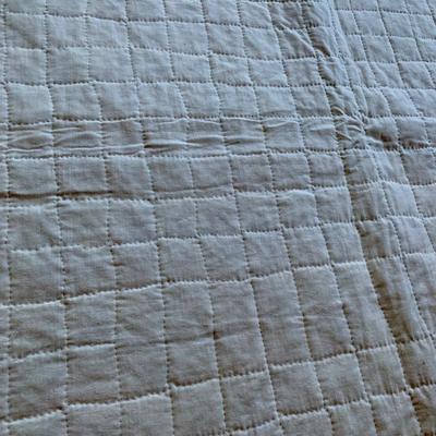 LOT 50 M: Beautiful Decorative Quilt Collection