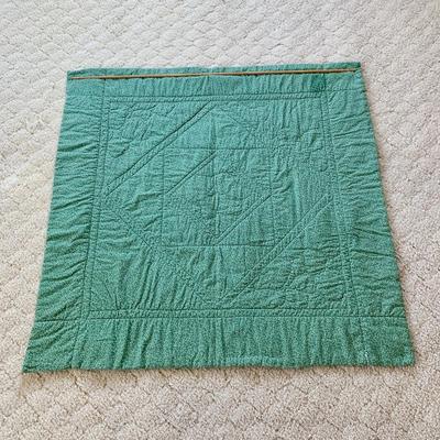 LOT 50 M: Beautiful Decorative Quilt Collection