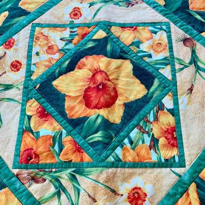 LOT 50 M: Beautiful Decorative Quilt Collection