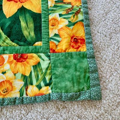 LOT 50 M: Beautiful Decorative Quilt Collection