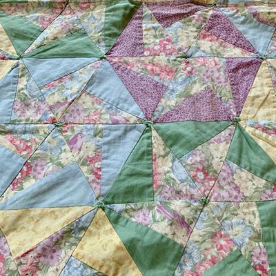 LOT 50 M: Beautiful Decorative Quilt Collection