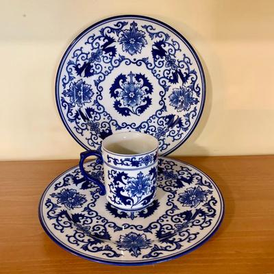 LOT 59 K: Bombay Blue & White China Set: Florals & Dragons 18 pieces