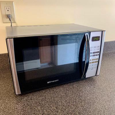 LOT 62 K: Emerson Microwave Model #MW9325SL