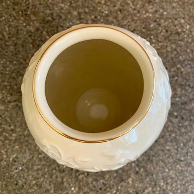 LOT 66 K: Lenox Collection: Votives, Daffodil Bud Vase, Gerbera Daisy Floral Blossoms Collection Vase, & Iris Masterpiece Vase