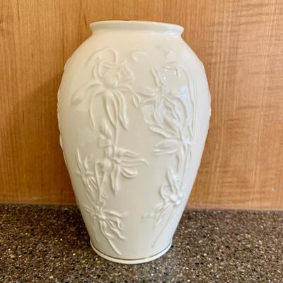 LOT 66 K: Lenox Collection: Votives, Daffodil Bud Vase, Gerbera Daisy Floral Blossoms Collection Vase, & Iris Masterpiece Vase