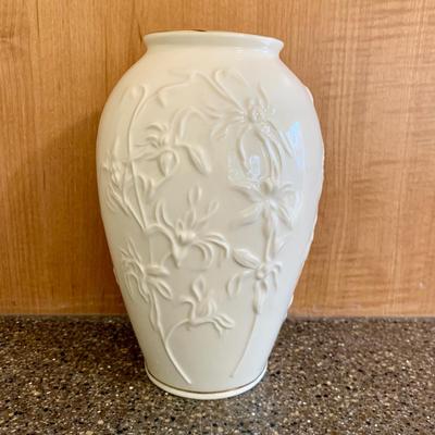 LOT 66 K: Lenox Collection: Votives, Daffodil Bud Vase, Gerbera Daisy Floral Blossoms Collection Vase, & Iris Masterpiece Vase