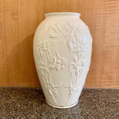 LOT 66 K: Lenox Collection: Votives, Daffodil Bud Vase, Gerbera Daisy Floral Blossoms Collection Vase, & Iris Masterpiece Vase