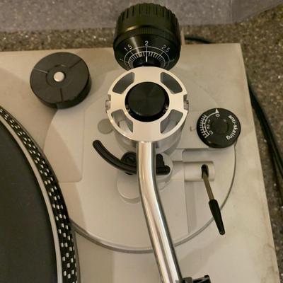 LOT 70 L: Technics Frequency Generator Servo Turntable System Model #SL-B2