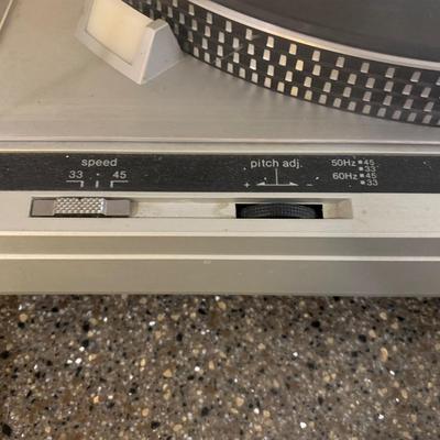 LOT 70 L: Technics Frequency Generator Servo Turntable System Model #SL-B2