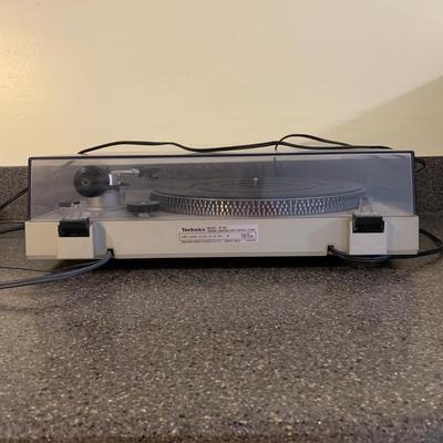 LOT 70 L: Technics Frequency Generator Servo Turntable System Model #SL-B2