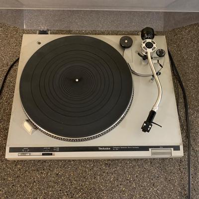 LOT 70 L: Technics Frequency Generator Servo Turntable System Model #SL-B2