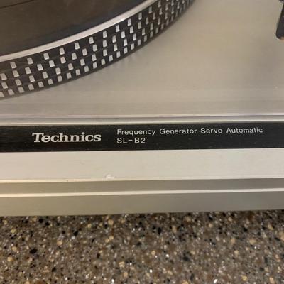 LOT 70 L: Technics Frequency Generator Servo Turntable System Model #SL-B2
