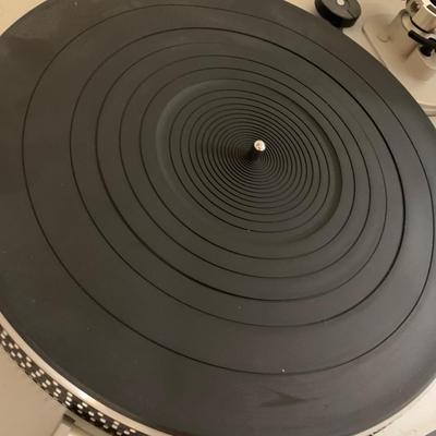 LOT 70 L: Technics Frequency Generator Servo Turntable System Model #SL-B2