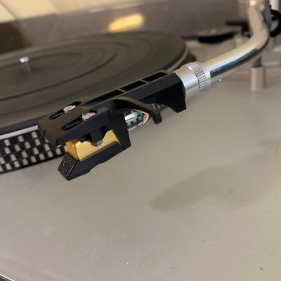 LOT 70 L: Technics Frequency Generator Servo Turntable System Model #SL-B2