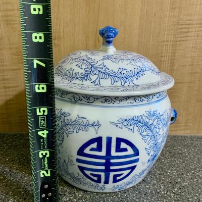 LOT 74 K: Blue & White Pottery Collection: Foo Dog & Blossoms Chinese Ginger Jar, Louisville Stoneware Smithsonian Institute...