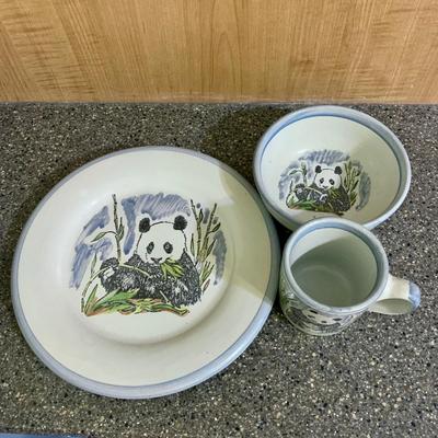 LOT 74 K: Blue & White Pottery Collection: Foo Dog & Blossoms Chinese Ginger Jar, Louisville Stoneware Smithsonian Institute...