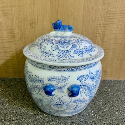 LOT 74 K: Blue & White Pottery Collection: Foo Dog & Blossoms Chinese Ginger Jar, Louisville Stoneware Smithsonian Institute...